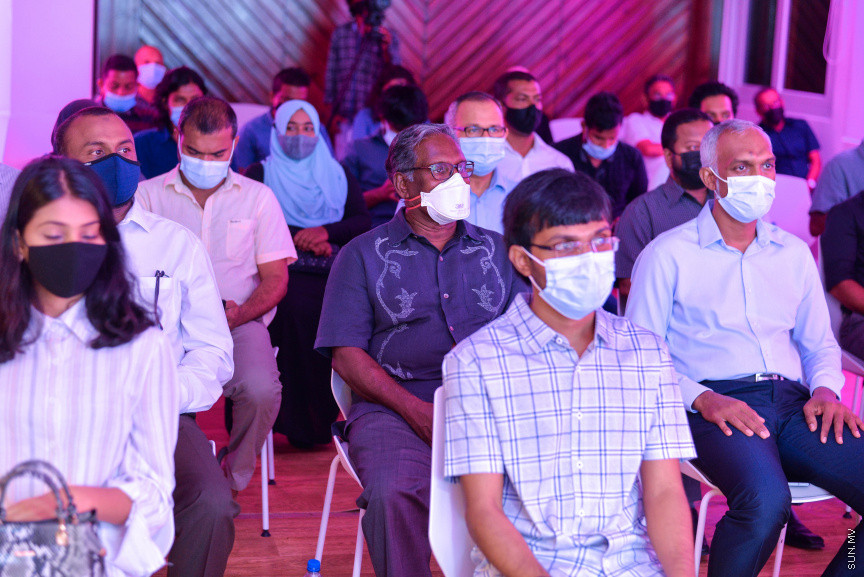 މާޗް 31، 2021: ކުރިއަށް އޮތް ލޯކަލް ކައުންސިލް އިންތިހާބުގައި އިދިކޮޅު ކޯލިޝަނުން މާލޭ ސިޓީ މޭޔަރުކަމަށް ވާދަކުރައްވާ ކެންޑިޑޭޓު ޑރ. މުހައްމަދު މުއިއްޒުގެ ސޯޝަލް މީޑިއާ ޕްލެޓްފޯމުތަަކާއި ކެމްޕޭން ލަވަ ލޯންޗުކުރުމަށް ބޭއްވި ހަފްލާގެ ތެރެއިން -- ސަން ފޮޓޯ/ ފަޔާޒު މޫސާ