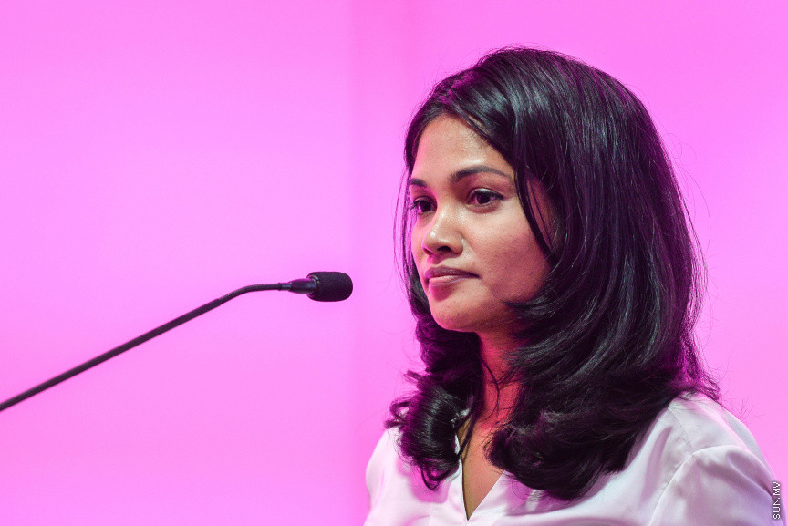 ކައުންސިލް އިންތިހާބު 2021، ސިމާޗް 31، 2021: ކުރިއަށް އޮތް ލޯކަލް ކައުންސިލް އިންތިހާބުގައި އިދިކޮޅު ކޯލިޝަނުން މާލޭ ސިޓީ މޭޔަރުކަމަށް ވާދަކުރައްވާ ކެންޑިޑޭޓު ޑރ. މުހައްމަދު މުއިއްޒުގެ ސޯޝަލް މީޑިއާ ޕްލެޓްފޯމުތަަކާއި ކެމްޕޭން ލަވަ ލޯންޗުކުރުމަށް ބޭއްވި ހަފްލާގެ ތެރެއިން -- ސަން ފޮޓޯ/ ފަޔާޒު މޫސާޔާސީ