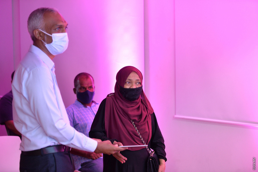 މާޗް 31، 2021: ކުރިއަށް އޮތް ލޯކަލް ކައުންސިލް އިންތިހާބުގައި އިދިކޮޅު ކޯލިޝަނުން މާލޭ ސިޓީ މޭޔަރުކަމަށް ވާދަކުރައްވާ ކެންޑިޑޭޓު ޑރ. މުހައްމަދު މުއިއްޒުގެ ސޯޝަލް މީޑިއާ ޕްލެޓްފޯމުތަަކާއި ކެމްޕޭން ލަވަ ލޯންޗުކުރުމަށް ބޭއްވި ހަފްލާގެ ތެރެއިން -- ސަން ފޮޓޯ/ ފަޔާޒު މޫސާ