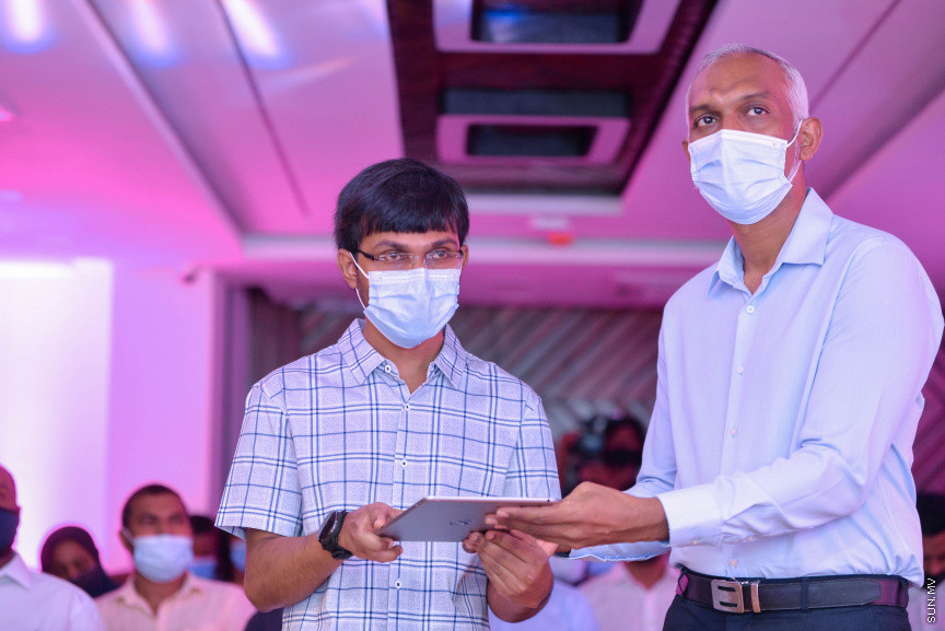 މާޗް 31، 2021: ކުރިއަށް އޮތް ލޯކަލް ކައުންސިލް އިންތިހާބުގައި އިދިކޮޅު ކޯލިޝަނުން މާލޭ ސިޓީ މޭޔަރުކަމަށް ވާދަކުރައްވާ ކެންޑިޑޭޓު ޑރ. މުހައްމަދު މުއިއްޒުގެ ސޯޝަލް މީޑިއާ ޕްލެޓްފޯމުތަަކާއި ކެމްޕޭން ލަވަ ލޯންޗުކުރުމަށް ބޭއްވި ހަފްލާގެ ތެރެއިން -- ސަން ފޮޓޯ/ ފަޔާޒު މޫސާ