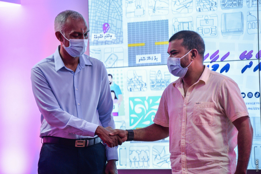 މާޗް 31، 2021: ކުރިއަށް އޮތް ލޯކަލް ކައުންސިލް އިންތިހާބުގައި އިދިކޮޅު ކޯލިޝަނުން މާލޭ ސިޓީ މޭޔަރުކަމަށް ވާދަކުރައްވާ ކެންޑިޑޭޓު ޑރ. މުހައްމަދު މުއިއްޒުގެ ސޯޝަލް މީޑިއާ ޕްލެޓްފޯމުތަަކާއި ކެމްޕޭން ލަވަ ލޯންޗުކުރުމަށް ބޭއްވި ހަފްލާގެ ތެރެއިން -- ސަން ފޮޓޯ/ ފަޔާޒު މޫސާ