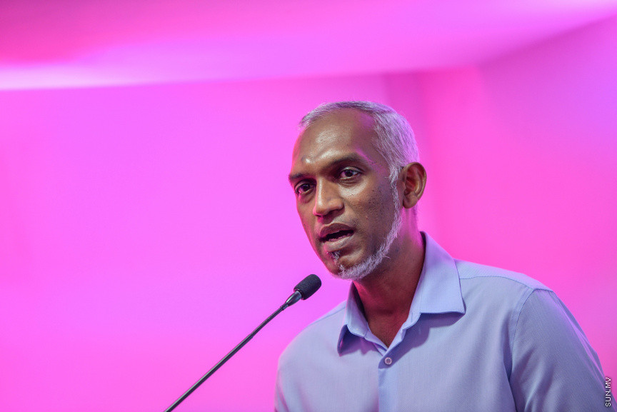 މާޗް 31، 2021: ކުރިއަށް އޮތް ލޯކަލް ކައުންސިލް އިންތިހާބުގައި އިދިކޮޅު ކޯލިޝަނުން މާލޭ ސިޓީ މޭޔަރުކަމަށް ވާދަކުރައްވާ ކެންޑިޑޭޓު ޑރ. މުހައްމަދު މުއިއްޒުގެ ސޯޝަލް މީޑިއާ ޕްލެޓްފޯމުތަަކާއި ކެމްޕޭން ލަވަ ލޯންޗުކުރުމަށް ބޭއްވި ހަފްލާގެ ތެރެއިން -- ސަން ފޮޓޯ/ ފަޔާޒު މޫސާ