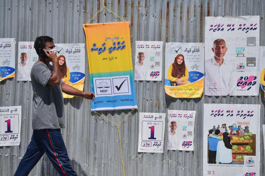 އޭޕްރީލް 5، 2021: ލޯކަލް ކައުންސިލް އިންތިހާބާއި އަންހެނުންގެ ތަރައްގީއަށް މަސައްކަތްކުރާ ކޮމިޓީގެ އިންތިހާބު މިމަހުގެ 10 ވަނަ ދުވަހު އޮންނަ އިރު، ކޮވިޑް 19ގެ ބަލިމަޑުކަމާ ގުޅިގެން ކެމްޕެއިން ފޯރި ވެރިރަށް މާލޭގައި ފަޅު -- ސަން ފޮޓޯ/ ފަޔާޒު މޫސާ