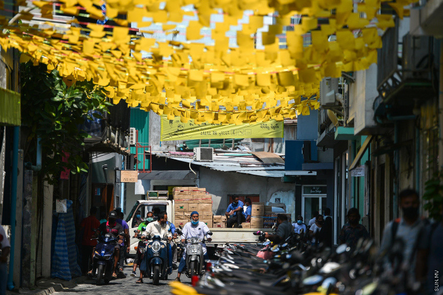 އޭޕްރީލް 5، 2021: ލޯކަލް ކައުންސިލް އިންތިހާބާއި އަންހެނުންގެ ތަރައްގީއަށް މަސައްކަތްކުރާ ކޮމިޓީގެ އިންތިހާބު މިމަހުގެ 10 ވަނަ ދުވަހު އޮންނަ އިރު، ކޮވިޑް 19ގެ ބަލިމަޑުކަމާ ގުޅިގެން ކެމްޕެއިން ފޯރި ވެރިރަށް މާލޭގައި ފަޅު -- ސަން ފޮޓޯ/ ފަޔާޒު މޫސާ