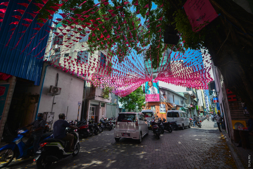 އޭޕްރީލް 5، 2021: ލޯކަލް ކައުންސިލް އިންތިހާބާއި އަންހެނުންގެ ތަރައްގީއަށް މަސައްކަތްކުރާ ކޮމިޓީގެ އިންތިހާބު މިމަހުގެ 10 ވަނަ ދުވަހު އޮންނަ އިރު، ކޮވިޑް 19ގެ ބަލިމަޑުކަމާ ގުޅިގެން ކެމްޕެއިން ފޯރި ވެރިރަށް މާލޭގައި ފަޅު -- ސަން ފޮޓޯ/ ފަޔާޒު މޫސާ