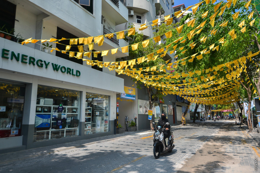 އޭޕްރީލް 5، 2021: ލޯކަލް ކައުންސިލް އިންތިހާބާއި އަންހެނުންގެ ތަރައްގީއަށް މަސައްކަތްކުރާ ކޮމިޓީގެ އިންތިހާބު މިމަހުގެ 10 ވަނަ ދުވަހު އޮންނަ އިރު، ކޮވިޑް 19ގެ ބަލިމަޑުކަމާ ގުޅިގެން ކެމްޕެއިން ފޯރި ވެރިރަށް މާލޭގައި ފަޅު -- ސަން ފޮޓޯ/ ފަޔާޒު މޫސާ