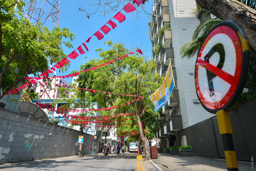 އޭޕްރީލް 5، 2021: ލޯކަލް ކައުންސިލް އިންތިހާބާއި އަންހެނުންގެ ތަރައްގީއަށް މަސައްކަތްކުރާ ކޮމިޓީގެ އިންތިހާބު މިމަހުގެ 10 ވަނަ ދުވަހު އޮންނަ އިރު، ކޮވިޑް 19ގެ ބަލިމަޑުކަމާ ގުޅިގެން ކެމްޕެއިން ފޯރި ވެރިރަށް މާލޭގައި ފަޅު -- ސަން ފޮޓޯ/ ފަޔާޒު މޫސާ