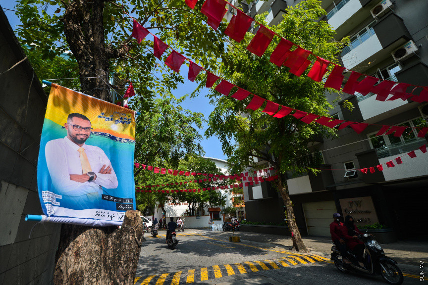 އޭޕްރީލް 5، 2021: ލޯކަލް ކައުންސިލް އިންތިހާބާއި އަންހެނުންގެ ތަރައްގީއަށް މަސައްކަތްކުރާ ކޮމިޓީގެ އިންތިހާބު މިމަހުގެ 10 ވަނަ ދުވަހު އޮންނަ އިރު، ކޮވިޑް 19ގެ ބަލިމަޑުކަމާ ގުޅިގެން ކެމްޕެއިން ފޯރި ވެރިރަށް މާލޭގައި ފަޅު -- ސަން ފޮޓޯ/ ފަޔާޒު މޫސާ