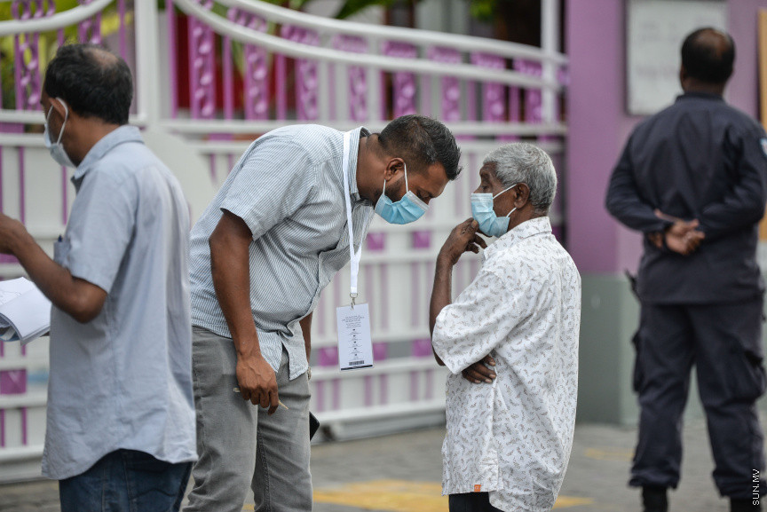 އޭޕްރީލް 10، 2021: ގާނޫނީ ބޮޑެތި ބާރުތަކާއެެކު އިންތިހާބު ވާނެ، ކައުންސިލަރުންނާއި އަންހެނުންގެ ތަރައްގީއަށް މަސައްކަތް ކުރާ ކޮމިޓީތަކުގެ މެމްބަރުންގެ އިންތިހާބު ކުރާ "ލޯކަލް ކައުންސިލް އިންތިހާބު 2020"ގެ ވޯޓުލުމުގެ ތެރެއިން -- ސަން ފޮޓޯ/ ފަޔާޒު މޫސާ