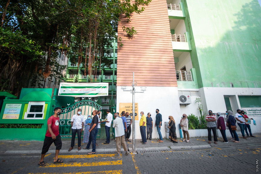 އޭޕްރީލް 10، 2021: ގާނޫނީ ބޮޑެތި ބާރުތަކާއެެކު އިންތިހާބު ވާނެ، ކައުންސިލަރުންނާއި އަންހެނުންގެ ތަރައްގީއަށް މަސައްކަތް ކުރާ ކޮމިޓީތަކުގެ މެމްބަރުންގެ އިންތިހާބު ކުރާ "ލޯކަލް ކައުންސިލް އިންތިހާބު 2020"ގެ ވޯޓުލުމުގެ ތެރެއިން -- ސަން ފޮޓޯ/ ފަޔާޒު މޫސާ