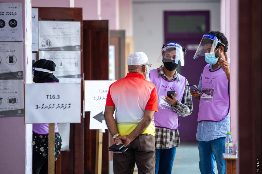 އޭޕްރީލް 10، 2021: ގާނޫނީ ބޮޑެތި ބާރުތަކާއެެކު އިންތިހާބު ވާނެ، ކައުންސިލަރުންނާއި އަންހެނުންގެ ތަރައްގީއަށް މަސައްކަތް ކުރާ ކޮމިޓީތަކުގެ މެމްބަރުންގެ އިންތިހާބު ކުރާ "ލޯކަލް ކައުންސިލް އިންތިހާބު 2020"ގެ ވޯޓުލުމުގެ ތެރެއިން -- ސަން ފޮޓޯ/ ފަޔާޒު މޫސާ