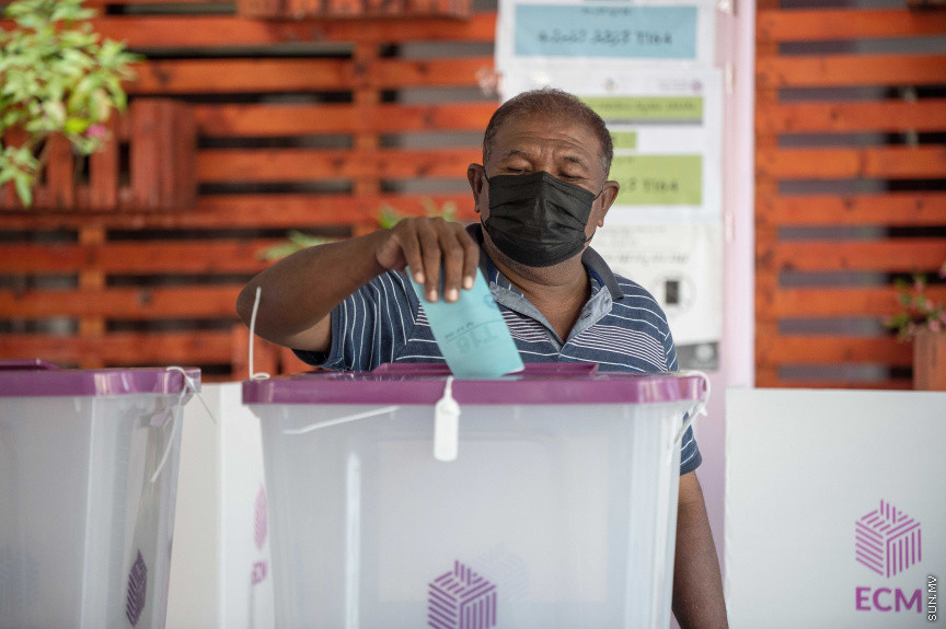 އޭޕްރީލް 10، 2021: ގާނޫނީ ބޮޑެތި ބާރުތަކާއެެކު އިންތިހާބު ވާނެ، ކައުންސިލަރުންނާއި އަންހެނުންގެ ތަރައްގީއަށް މަސައްކަތް ކުރާ ކޮމިޓީތަކުގެ މެމްބަރުންގެ އިންތިހާބު ކުރާ "ލޯކަލް ކައުންސިލް އިންތިހާބު 2020"ގެ ވޯޓުލުމުގެ ތެރެއިން -- ސަން ފޮޓޯ/ ފަޔާޒު މޫސާ