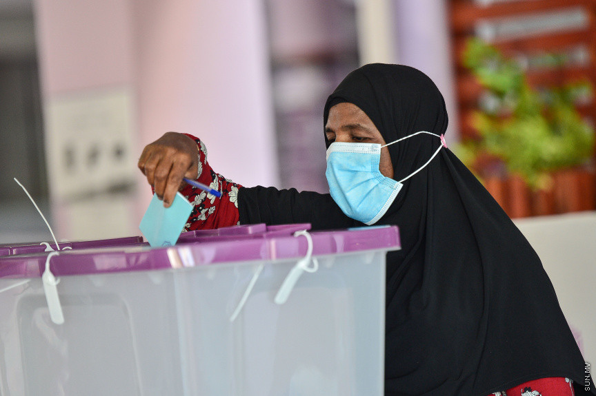 އޭޕްރީލް 10، 2021: ގާނޫނީ ބޮޑެތި ބާރުތަކާއެެކު އިންތިހާބު ވާނެ، ކައުންސިލަރުންނާއި އަންހެނުންގެ ތަރައްގީއަށް މަސައްކަތް ކުރާ ކޮމިޓީތަކުގެ މެމްބަރުންގެ އިންތިހާބު ކުރާ "ލޯކަލް ކައުންސިލް އިންތިހާބު 2020"ގެ ވޯޓުލުމުގެ ތެރެއިން -- ސަން ފޮޓޯ/ ފަޔާޒު މޫސާ