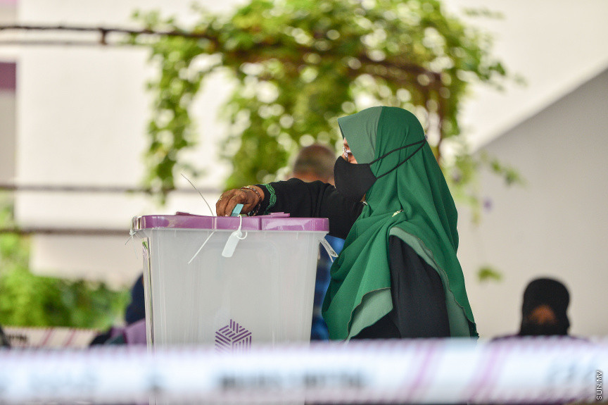 އޭޕްރީލް 10، 2021: ގާނޫނީ ބޮޑެތި ބާރުތަކާއެެކު އިންތިހާބު ވާނެ، ކައުންސިލަރުންނާއި އަންހެނުންގެ ތަރައްގީއަށް މަސައްކަތް ކުރާ ކޮމިޓީތަކުގެ މެމްބަރުންގެ އިންތިހާބު ކުރާ "ލޯކަލް ކައުންސިލް އިންތިހާބު 2020"ގެ ވޯޓުލުމުގެ ތެރެއިން -- ސަން ފޮޓޯ/ ފަޔާޒު މޫސާ