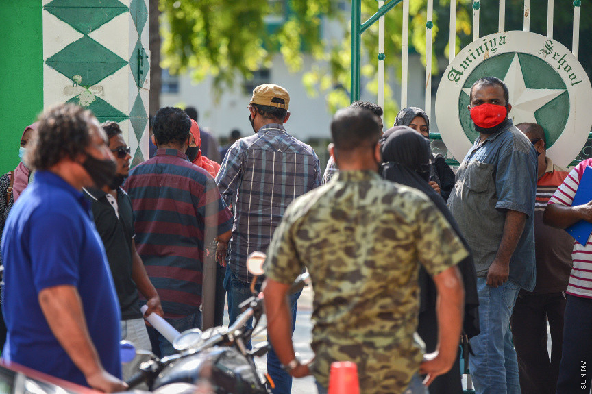 އޭޕްރީލް 10، 2021: ގާނޫނީ ބޮޑެތި ބާރުތަކާއެެކު އިންތިހާބު ވާނެ، ކައުންސިލަރުންނާއި އަންހެނުންގެ ތަރައްގީއަށް މަސައްކަތް ކުރާ ކޮމިޓީތަކުގެ މެމްބަރުންގެ އިންތިހާބު ކުރާ "ލޯކަލް ކައުންސިލް އިންތިހާބު 2020"ގެ ވޯޓުލުމުގެ ތެރެއިން -- ސަން ފޮޓޯ/ ފަޔާޒު މޫސާ