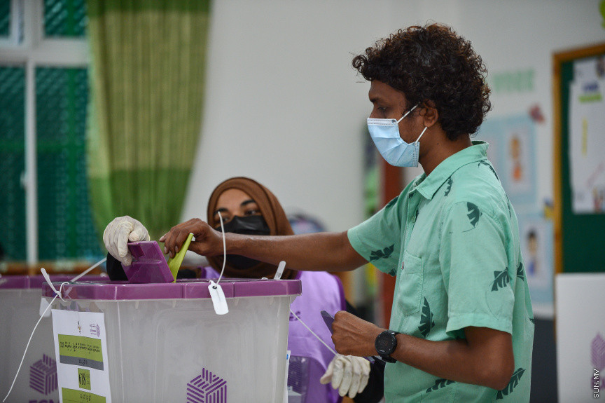 އޭޕްރީލް 10، 2021: ގާނޫނީ ބޮޑެތި ބާރުތަކާއެެކު އިންތިހާބު ވާނެ، ކައުންސިލަރުންނާއި އަންހެނުންގެ ތަރައްގީއަށް މަސައްކަތް ކުރާ ކޮމިޓީތަކުގެ މެމްބަރުންގެ އިންތިހާބު ކުރާ "ލޯކަލް ކައުންސިލް އިންތިހާބު 2020"ގެ ވޯޓުލުމުގެ ތެރެއިން -- ސަން ފޮޓޯ/ ފަޔާޒު މޫސާ
