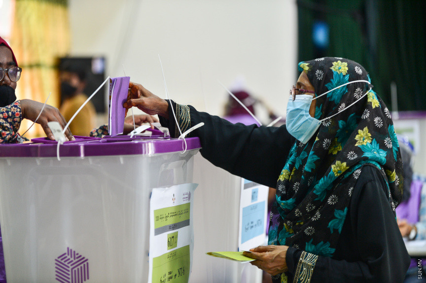 އޭޕްރީލް 10، 2021: ގާނޫނީ ބޮޑެތި ބާރުތަކާއެެކު އިންތިހާބު ވާނެ، ކައުންސިލަރުންނާއި އަންހެނުންގެ ތަރައްގީއަށް މަސައްކަތް ކުރާ ކޮމިޓީތަކުގެ މެމްބަރުންގެ އިންތިހާބު ކުރާ "ލޯކަލް ކައުންސިލް އިންތިހާބު 2020"ގެ ވޯޓުލުމުގެ ތެރެއިން -- ސަން ފޮޓޯ/ ފަޔާޒު މޫސާ