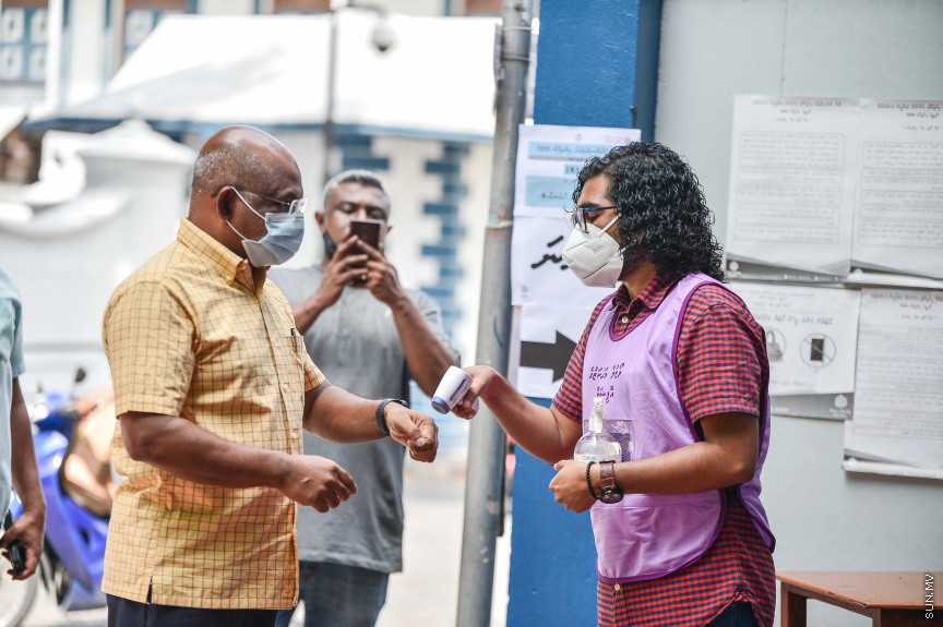 އޭޕްރީލް 10، 2021: ގާނޫނީ ބޮޑެތި ބާރުތަކާއެެކު އިންތިހާބު ވާނެ، ކައުންސިލަރުންނާއި އަންހެނުންގެ ތަރައްގީއަށް މަސައްކަތް ކުރާ ކޮމިޓީތަކުގެ މެމްބަރުންގެ އިންތިހާބު ކުރާ "ލޯކަލް ކައުންސިލް އިންތިހާބު 2020"ގެ ވޯޓުލުމުގެ ތެރެއިން -- ސަން ފޮޓޯ/ ފަޔާޒު މޫސާ