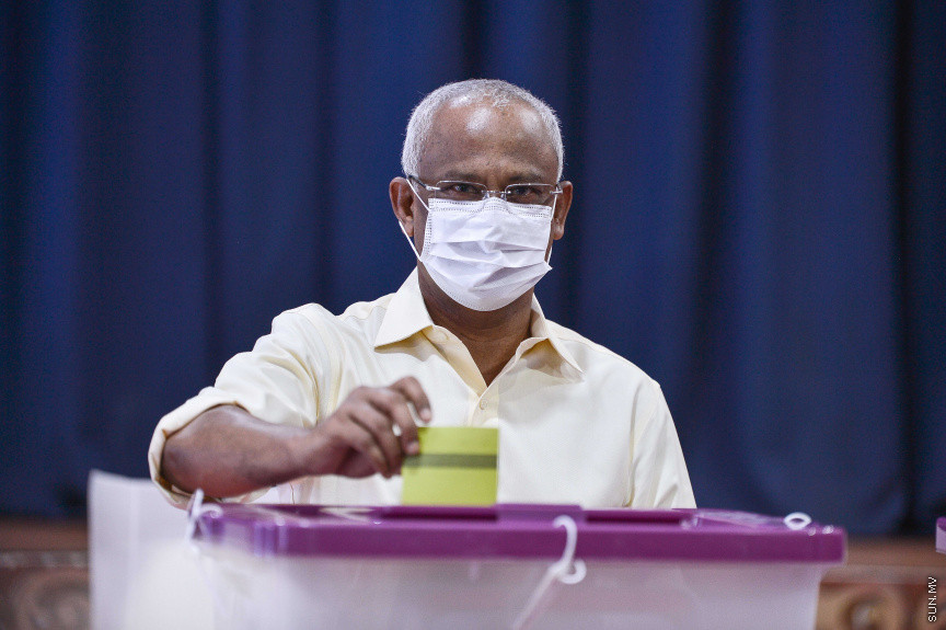އޭޕްރީލް 10، 2021: ގާނޫނީ ބޮޑެތި ބާރުތަކާއެެކު އިންތިހާބު ވާނެ، ކައުންސިލަރުންނާއި އަންހެނުންގެ ތަރައްގީއަށް މަސައްކަތް ކުރާ ކޮމިޓީތަކުގެ މެމްބަރުންގެ އިންތިހާބު ކުރާ "ލޯކަލް ކައުންސިލް އިންތިހާބު 2020"ގެ ވޯޓުލުމުގެ ތެރެއިން -- ސަން ފޮޓޯ/ ފަޔާޒު މޫސާ