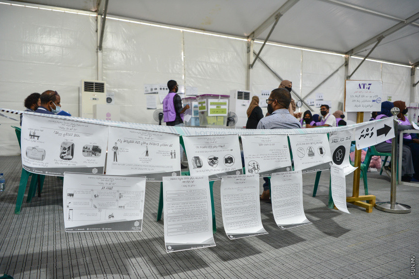 އޭޕްރީލް 10، 2021: ގާނޫނީ ބޮޑެތި ބާރުތަކާއެެކު އިންތިހާބު ވާނެ، ކައުންސިލަރުންނާއި އަންހެނުންގެ ތަރައްގީއަށް މަސައްކަތް ކުރާ ކޮމިޓީތަކުގެ މެމްބަރުންގެ އިންތިހާބު ކުރާ "ލޯކަލް ކައުންސިލް އިންތިހާބު 2020"ގެ ވޯޓުލުމުގެ ތެރެއިން -- ސަން ފޮޓޯ/ ފަޔާޒު މޫސާ