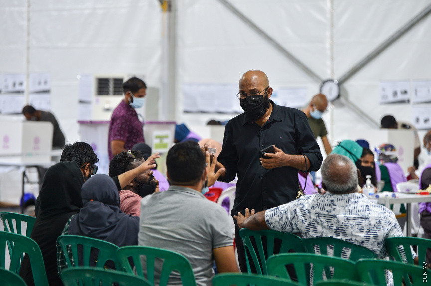 އޭޕްރީލް 10، 2021: ގާނޫނީ ބޮޑެތި ބާރުތަކާއެެކު އިންތިހާބު ވާނެ، ކައުންސިލަރުންނާއި އަންހެނުންގެ ތަރައްގީއަށް މަސައްކަތް ކުރާ ކޮމިޓީތަކުގެ މެމްބަރުންގެ އިންތިހާބު ކުރާ "ލޯކަލް ކައުންސިލް އިންތިހާބު 2020"ގެ ވޯޓުލުމުގެ ތެރެއިން -- ސަން ފޮޓޯ/ ފަޔާޒު މޫސާ
