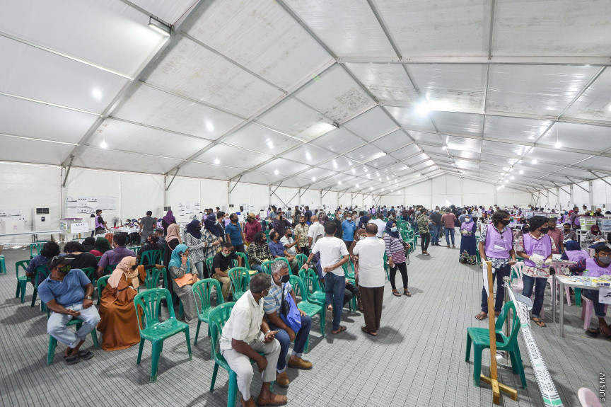 އޭޕްރީލް 10، 2021: ގާނޫނީ ބޮޑެތި ބާރުތަކާއެެކު އިންތިހާބު ވާނެ، ކައުންސިލަރުންނާއި އަންހެނުންގެ ތަރައްގީއަށް މަސައްކަތް ކުރާ ކޮމިޓީތަކުގެ މެމްބަރުންގެ އިންތިހާބު ކުރާ "ލޯކަލް ކައުންސިލް އިންތިހާބު 2020"ގެ ވޯޓުލުމުގެ ތެރެއިން -- ސަން ފޮޓޯ/ ފަޔާޒު މޫސާ