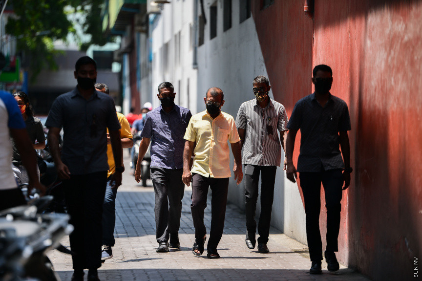 އޭޕްރީލް 10، 2021: ގާނޫނީ ބޮޑެތި ބާރުތަކާއެެކު އިންތިހާބު ވާނެ، ކައުންސިލަރުންނާއި އަންހެނުންގެ ތަރައްގީއަށް މަސައްކަތް ކުރާ ކޮމިޓީތަކުގެ މެމްބަރުންގެ އިންތިހާބު ކުރާ "ލޯކަލް ކައުންސިލް އިންތިހާބު 2020"ގެ ވޯޓުލުމުގެ ތެރެއިން -- ސަން ފޮޓޯ/ ފަޔާޒު މޫސާ