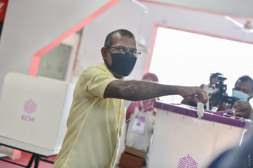 އޭޕްރީލް 10، 2021: ގާނޫނީ ބޮޑެތި ބާރުތަކާއެެކު އިންތިހާބު ވާނެ، ކައުންސިލަރުންނާއި އަންހެނުންގެ ތަރައްގީއަށް މަސައްކަތް ކުރާ ކޮމިޓީތަކުގެ މެމްބަރުންގެ އިންތިހާބު ކުރާ "ލޯކަލް ކައުންސިލް އިންތިހާބު 2020"ގެ ވޯޓުލުމުގެ ތެރެއިން -- ސަން ފޮޓޯ/ ފަޔާޒު މޫސާ