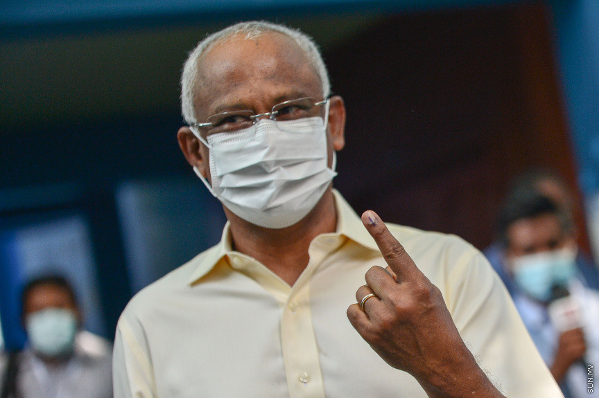 އޭޕްރީލް 10، 2021: ގާނޫނީ ބޮޑެތި ބާރުތަކާއެެކު އިންތިހާބު ވާނެ، ކައުންސިލަރުންނާއި އަންހެނުންގެ ތަރައްގީއަށް މަސައްކަތް ކުރާ ކޮމިޓީތަކުގެ މެމްބަރުންގެ އިންތިހާބު ކުރާ "ލޯކަލް ކައުންސިލް އިންތިހާބު 2020"ގެ ވޯޓުލުމުގެ ތެރެއިން -- ސަން ފޮޓޯ/ ފަޔާޒު މޫސާ
