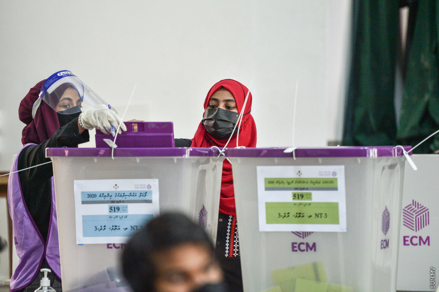 އޭޕްރީލް 10، 2021: ގާނޫނީ ބޮޑެތި ބާރުތަކާއެެކު އިންތިހާބު ވާނެ، ކައުންސިލަރުންނާއި އަންހެނުންގެ ތަރައްގީއަށް މަސައްކަތް ކުރާ ކޮމިޓީތަކުގެ މެމްބަރުންގެ އިންތިހާބު ކުރާ "ލޯކަލް ކައުންސިލް އިންތިހާބު 2020"ގެ ވޯޓުލުމުގެ ތެރެއިން -- ސަން ފޮޓޯ/ ފަޔާޒު މޫސާ