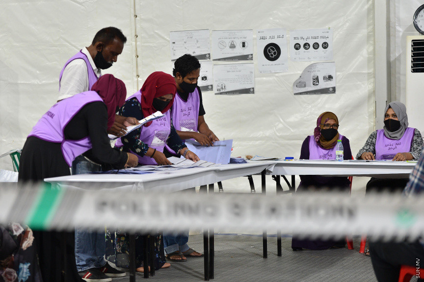 އޭޕްރީލް 10، 2021: ގާނޫނީ ބޮޑެތި ބާރުތަކާއެެކު އިންތިހާބު ވާނެ، ކައުންސިލަރުންނާއި އަންހެނުންގެ ތަރައްގީއަށް މަސައްކަތް ކުރާ ކޮމިޓީތަކުގެ މެމްބަރުންގެ އިންތިހާބު ކުރާ "ލޯކަލް ކައުންސިލް އިންތިހާބު 2020"ގެ ވޯޓުލުމަށް ފަހު ވޯޓުގުނަން ފެށުން -- ސަން ފޮޓޯ/ ފަޔާޒު މޫސާ