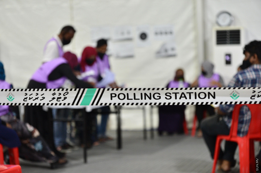 އޭޕްރީލް 10، 2021: ގާނޫނީ ބޮޑެތި ބާރުތަކާއެެކު އިންތިހާބު ވާނެ، ކައުންސިލަރުންނާއި އަންހެނުންގެ ތަރައްގީއަށް މަސައްކަތް ކުރާ ކޮމިޓީތަކުގެ މެމްބަރުންގެ އިންތިހާބު ކުރާ "ލޯކަލް ކައުންސިލް އިންތިހާބު 2020"ގެ ވޯޓުލުމަށް ފަހު ވޯޓުގުނަން ފެށުން -- ސަން ފޮޓޯ/ ފަޔާޒު މޫސާ