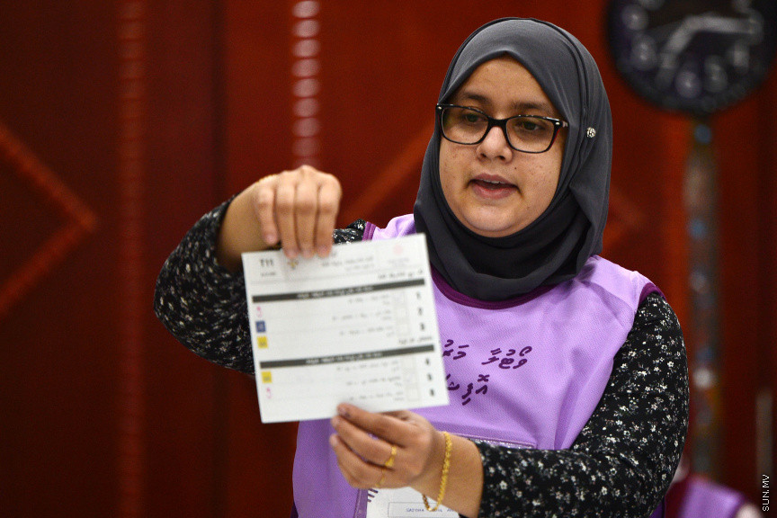 އޭޕްރީލް 10، 2021: ގާނޫނީ ބޮޑެތި ބާރުތަކާއެެކު އިންތިހާބު ވާނެ، ކައުންސިލަރުންނާއި އަންހެނުންގެ ތަރައްގީއަށް މަސައްކަތް ކުރާ ކޮމިޓީތަކުގެ މެމްބަރުންގެ އިންތިހާބު ކުރާ "ލޯކަލް ކައުންސިލް އިންތިހާބު 2020"ގެ ވޯޓުލުމަށް ފަހު ވޯޓުގުނަން ފެށުން -- ސަން ފޮޓޯ/ ފަޔާޒު މޫސާ