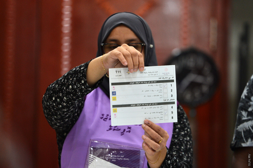 އޭޕްރީލް 10، 2021: ގާނޫނީ ބޮޑެތި ބާރުތަކާއެެކު އިންތިހާބު ވާނެ، ކައުންސިލަރުންނާއި އަންހެނުންގެ ތަރައްގީއަށް މަސައްކަތް ކުރާ ކޮމިޓީތަކުގެ މެމްބަރުންގެ އިންތިހާބު ކުރާ "ލޯކަލް ކައުންސިލް އިންތިހާބު 2020"ގެ ވޯޓުލުމަށް ފަހު ވޯޓުގުނަން ފެށުން -- ސަން ފޮޓޯ/ ފަޔާޒު މޫސާ