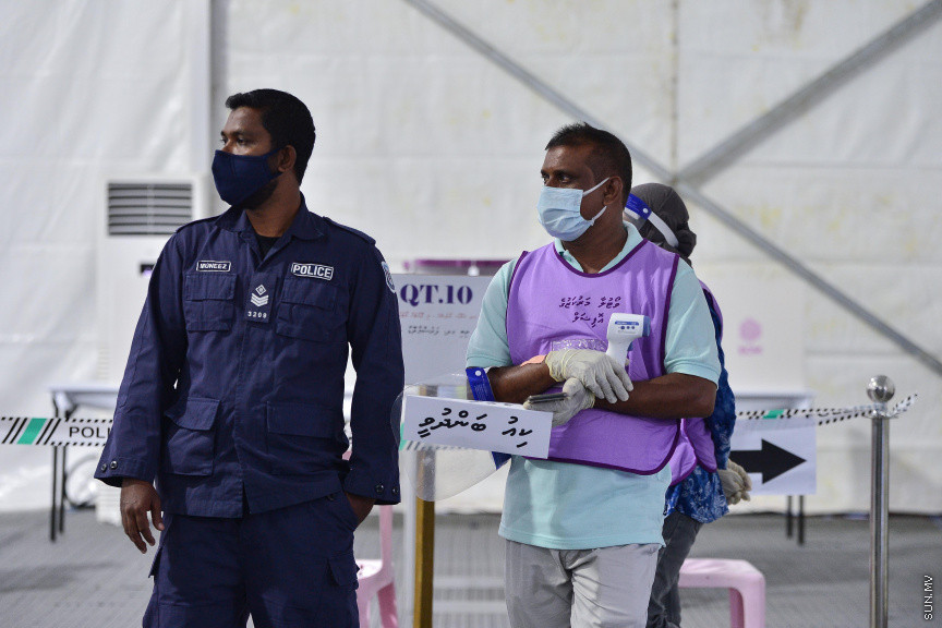 އޭޕްރީލް 10، 2021: ގާނޫނީ ބޮޑެތި ބާރުތަކާއެެކު އިންތިހާބު ވާނެ، ކައުންސިލަރުންނާއި އަންހެނުންގެ ތަރައްގީއަށް މަސައްކަތް ކުރާ ކޮމިޓީތަކުގެ މެމްބަރުންގެ އިންތިހާބު ކުރާ "ލޯކަލް ކައުންސިލް އިންތިހާބު 2020"ގެ ވޯޓުލުމަށް ފަހު ވޯޓުގުނަން ފެށުން -- ސަން ފޮޓޯ/ ފަޔާޒު މޫސާ