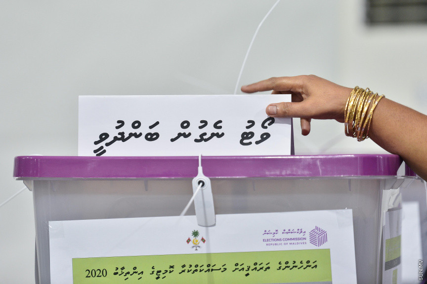 އޭޕްރީލް 10، 2021: ގާނޫނީ ބޮޑެތި ބާރުތަކާއެެކު އިންތިހާބު ވާނެ، ކައުންސިލަރުންނާއި އަންހެނުންގެ ތަރައްގީއަށް މަސައްކަތް ކުރާ ކޮމިޓީތަކުގެ މެމްބަރުންގެ އިންތިހާބު ކުރާ "ލޯކަލް ކައުންސިލް އިންތިހާބު 2020"ގެ ވޯޓުލުމަށް ފަހު ވޯޓުގުނަން ފެށުން -- ސަން ފޮޓޯ/ ފަޔާޒު މޫސާ