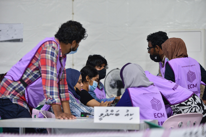 އޭޕްރީލް 10، 2021: ގާނޫނީ ބޮޑެތި ބާރުތަކާއެެކު އިންތިހާބު ވާނެ، ކައުންސިލަރުންނާއި އަންހެނުންގެ ތަރައްގީއަށް މަސައްކަތް ކުރާ ކޮމިޓީތަކުގެ މެމްބަރުންގެ އިންތިހާބު ކުރާ "ލޯކަލް ކައުންސިލް އިންތިހާބު 2020"ގެ ވޯޓުލުމަށް ފަހު ވޯޓުގުނަން ފެށުން -- ސަން ފޮޓޯ/ ފަޔާޒު މޫސާ
