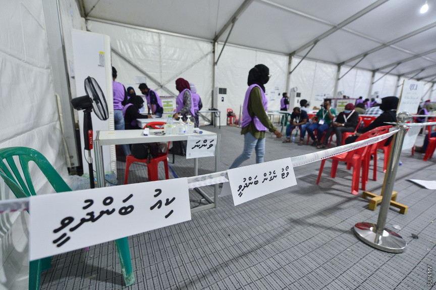 އޭޕްރީލް 10، 2021: ގާނޫނީ ބޮޑެތި ބާރުތަކާއެެކު އިންތިހާބު ވާނެ، ކައުންސިލަރުންނާއި އަންހެނުންގެ ތަރައްގީއަށް މަސައްކަތް ކުރާ ކޮމިޓީތަކުގެ މެމްބަރުންގެ އިންތިހާބު ކުރާ "ލޯކަލް ކައުންސިލް އިންތިހާބު 2020"ގެ ވޯޓުލުމަށް ފަހު ވޯޓުގުނަން ފެށުން -- ސަން ފޮޓޯ/ ފަޔާޒު މޫސާ