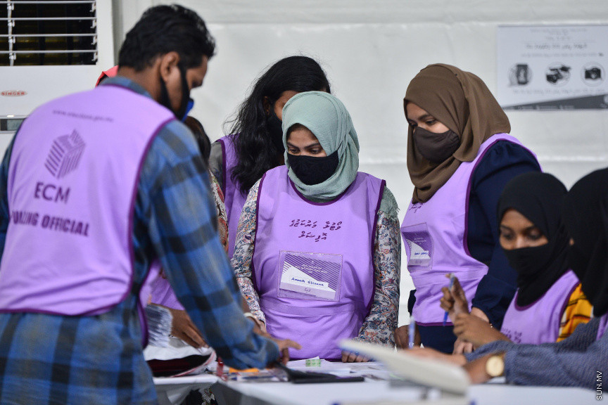 އޭޕްރީލް 10، 2021: ގާނޫނީ ބޮޑެތި ބާރުތަކާއެެކު އިންތިހާބު ވާނެ، ކައުންސިލަރުންނާއި އަންހެނުންގެ ތަރައްގީއަށް މަސައްކަތް ކުރާ ކޮމިޓީތަކުގެ މެމްބަރުންގެ އިންތިހާބު ކުރާ "ލޯކަލް ކައުންސިލް އިންތިހާބު 2020"ގެ ވޯޓުލުމަށް ފަހު ވޯޓުގުނަން ފެށުން -- ސަން ފޮޓޯ/ ފަޔާޒު މޫސާ