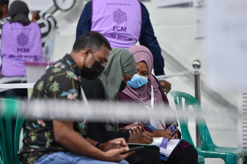 އޭޕްރީލް 10، 2021: ގާނޫނީ ބޮޑެތި ބާރުތަކާއެެކު އިންތިހާބު ވާނެ، ކައުންސިލަރުންނާއި އަންހެނުންގެ ތަރައްގީއަށް މަސައްކަތް ކުރާ ކޮމިޓީތަކުގެ މެމްބަރުންގެ އިންތިހާބު ކުރާ "ލޯކަލް ކައުންސިލް އިންތިހާބު 2020"ގެ ވޯޓުލުމަށް ފަހު ވޯޓުގުނަން ފެށުން -- ސަން ފޮޓޯ/ ފަޔާޒު މޫސާ