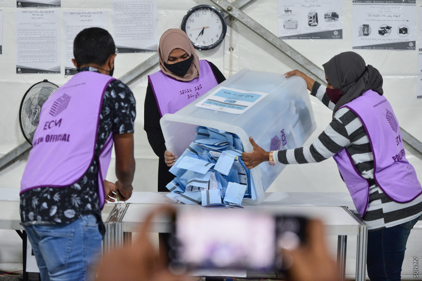 އޭޕްރީލް 10، 2021: ގާނޫނީ ބޮޑެތި ބާރުތަކާއެެކު އިންތިހާބު ވާނެ، ކައުންސިލަރުންނާއި އަންހެނުންގެ ތަރައްގީއަށް މަސައްކަތް ކުރާ ކޮމިޓީތަކުގެ މެމްބަރުންގެ އިންތިހާބު ކުރާ "ލޯކަލް ކައުންސިލް އިންތިހާބު 2020"ގެ ވޯޓުލުމަށް ފަހު ވޯޓުގުނަން ފެށުން -- ސަން ފޮޓޯ/ ފަޔާޒު މޫސާ