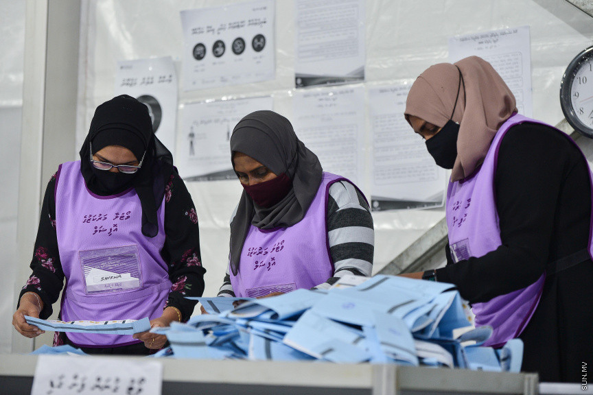 އޭޕްރީލް 10، 2021: ގާނޫނީ ބޮޑެތި ބާރުތަކާއެެކު އިންތިހާބު ވާނެ، ކައުންސިލަރުންނާއި އަންހެނުންގެ ތަރައްގީއަށް މަސައްކަތް ކުރާ ކޮމިޓީތަކުގެ މެމްބަރުންގެ އިންތިހާބު ކުރާ "ލޯކަލް ކައުންސިލް އިންތިހާބު 2020"ގެ ވޯޓުލުމަށް ފަހު ވޯޓުގުނަން ފެށުން -- ސަން ފޮޓޯ/ ފަޔާޒު މޫސާ