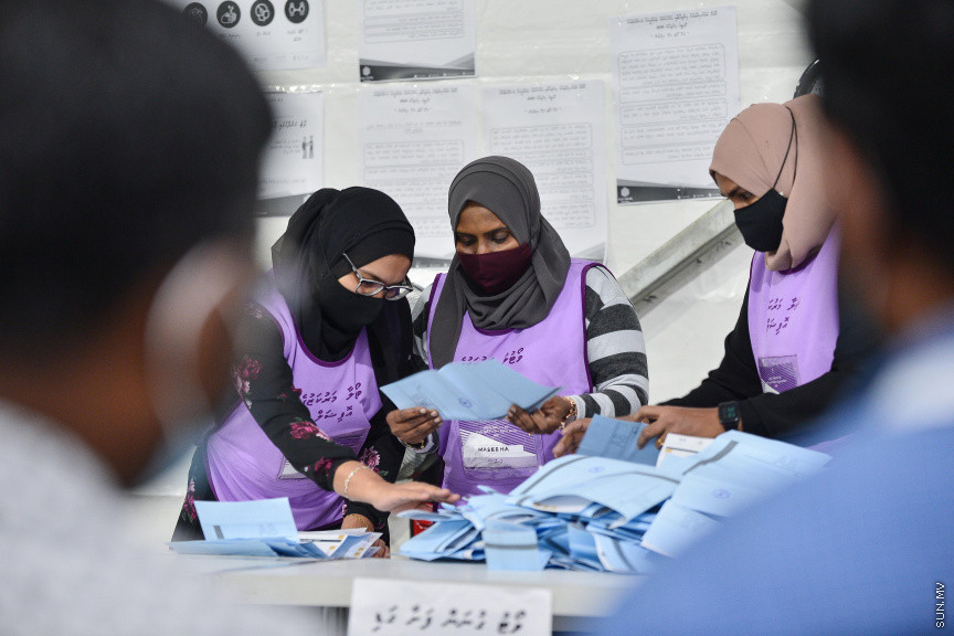 އޭޕްރީލް 10، 2021: ގާނޫނީ ބޮޑެތި ބާރުތަކާއެެކު އިންތިހާބު ވާނެ، ކައުންސިލަރުންނާއި އަންހެނުންގެ ތަރައްގީއަށް މަސައްކަތް ކުރާ ކޮމިޓީތަކުގެ މެމްބަރުންގެ އިންތިހާބު ކުރާ "ލޯކަލް ކައުންސިލް އިންތިހާބު 2020"ގެ ވޯޓުލުމަށް ފަހު ވޯޓުގުނަން ފެށުން -- ސަން ފޮޓޯ/ ފަޔާޒު މޫސާ