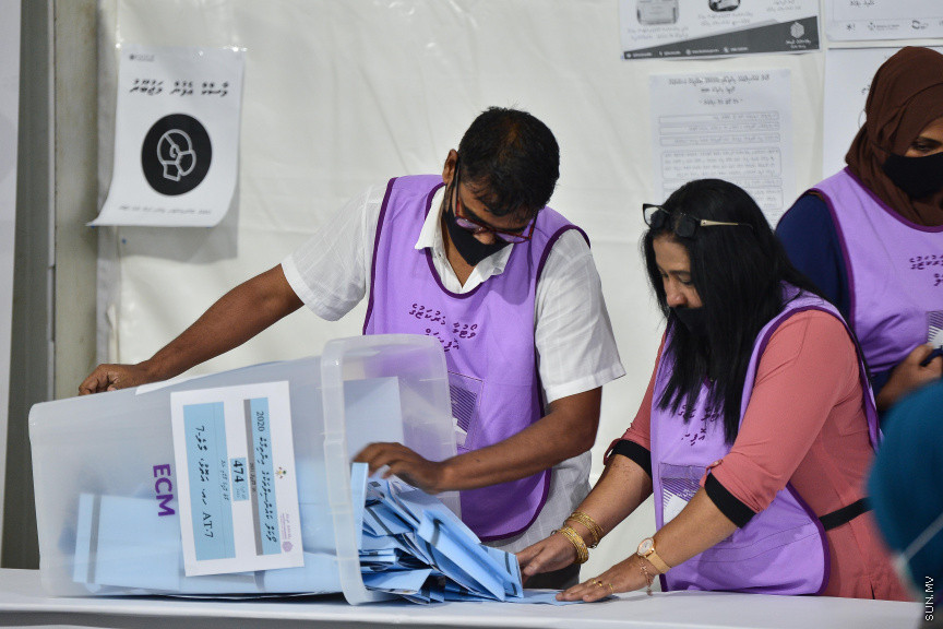 އޭޕްރީލް 10، 2021: ގާނޫނީ ބޮޑެތި ބާރުތަކާއެެކު އިންތިހާބު ވާނެ، ކައުންސިލަރުންނާއި އަންހެނުންގެ ތަރައްގީއަށް މަސައްކަތް ކުރާ ކޮމިޓީތަކުގެ މެމްބަރުންގެ އިންތިހާބު ކުރާ "ލޯކަލް ކައުންސިލް އިންތިހާބު 2020"ގެ ވޯޓުލުމަށް ފަހު ވޯޓުގުނަން ފެށުން -- ސަން ފޮޓޯ/ ފަޔާޒު މޫސާ