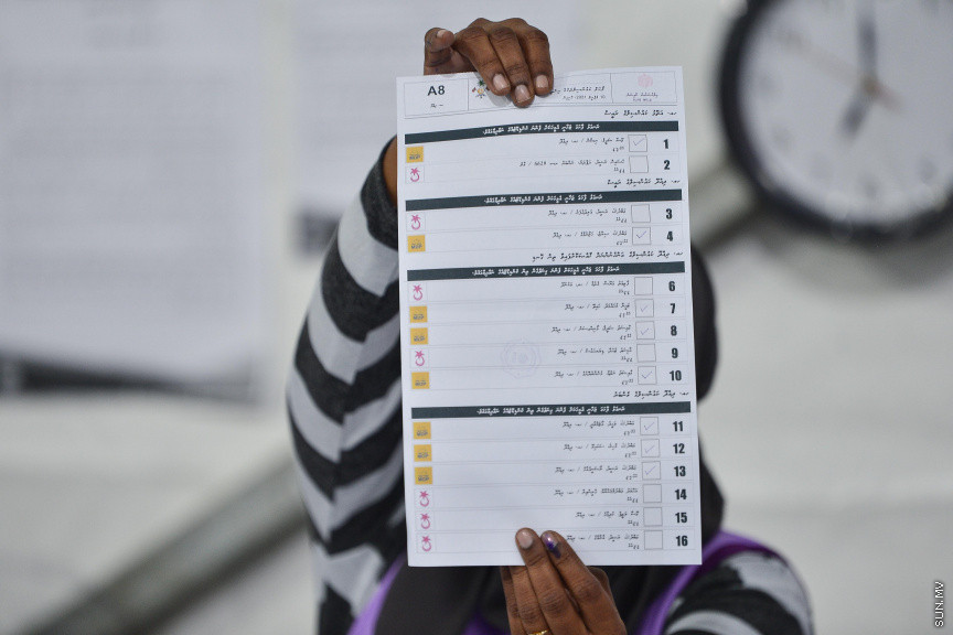 އޭޕްރީލް 10، 2021: ގާނޫނީ ބޮޑެތި ބާރުތަކާއެެކު އިންތިހާބު ވާނެ، ކައުންސިލަރުންނާއި އަންހެނުންގެ ތަރައްގީއަށް މަސައްކަތް ކުރާ ކޮމިޓީތަކުގެ މެމްބަރުންގެ އިންތިހާބު ކުރާ "ލޯކަލް ކައުންސިލް އިންތިހާބު 2020"ގެ ވޯޓުލުމަށް ފަހު ވޯޓުގުނަން ފެށުން -- ސަން ފޮޓޯ/ ފަޔާޒު މޫސާ