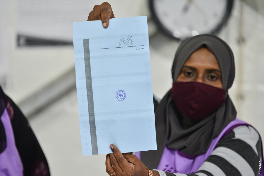 އޭޕްރީލް 10، 2021: ގާނޫނީ ބޮޑެތި ބާރުތަކާއެެކު އިންތިހާބު ވާނެ، ކައުންސިލަރުންނާއި އަންހެނުންގެ ތަރައްގީއަށް މަސައްކަތް ކުރާ ކޮމިޓީތަކުގެ މެމްބަރުންގެ އިންތިހާބު ކުރާ "ލޯކަލް ކައުންސިލް އިންތިހާބު 2020"ގެ ވޯޓުލުމަށް ފަހު ވޯޓުގުނަން ފެށުން -- ސަން ފޮޓޯ/ ފަޔާޒު މޫސާ