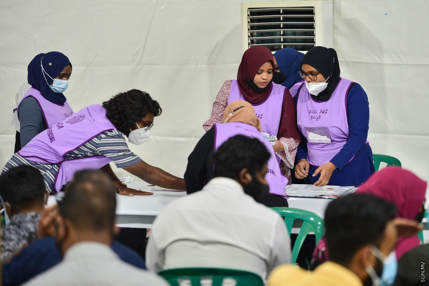 އޭޕްރީލް 10، 2021: ގާނޫނީ ބޮޑެތި ބާރުތަކާއެެކު އިންތިހާބު ވާނެ، ކައުންސިލަރުންނާއި އަންހެނުންގެ ތަރައްގީއަށް މަސައްކަތް ކުރާ ކޮމިޓީތަކުގެ މެމްބަރުންގެ އިންތިހާބު ކުރާ "ލޯކަލް ކައުންސިލް އިންތިހާބު 2020"ގެ ވޯޓުލުމަށް ފަހު ވޯޓުގުނަން ފެށުން -- ސަން ފޮޓޯ/ ފަޔާޒު މޫސާ