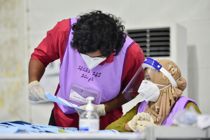 އޭޕްރީލް 10، 2021: ގާނޫނީ ބޮޑެތި ބާރުތަކާއެެކު އިންތިހާބު ވާނެ، ކައުންސިލަރުންނާއި އަންހެނުންގެ ތަރައްގީއަށް މަސައްކަތް ކުރާ ކޮމިޓީތަކުގެ މެމްބަރުންގެ އިންތިހާބު ކުރާ "ލޯކަލް ކައުންސިލް އިންތިހާބު 2020"ގެ ވޯޓުލުމަށް ފަހު ވޯޓުގުނަން ފެށުން -- ސަން ފޮޓޯ/ ފަޔާޒު މޫސާ