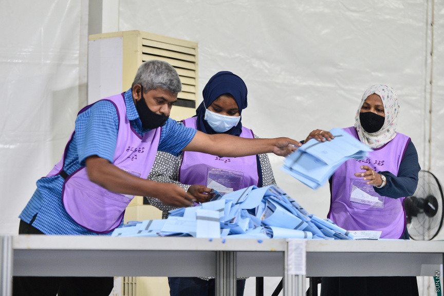 އޭޕްރީލް 10، 2021: ގާނޫނީ ބޮޑެތި ބާރުތަކާއެެކު އިންތިހާބު ވާނެ، ކައުންސިލަރުންނާއި އަންހެނުންގެ ތަރައްގީއަށް މަސައްކަތް ކުރާ ކޮމިޓީތަކުގެ މެމްބަރުންގެ އިންތިހާބު ކުރާ "ލޯކަލް ކައުންސިލް އިންތިހާބު 2020"ގެ ވޯޓުލުމަށް ފަހު ވޯޓުގުނަން ފެށުން -- ސަން ފޮޓޯ/ ފަޔާޒު މޫސާ
