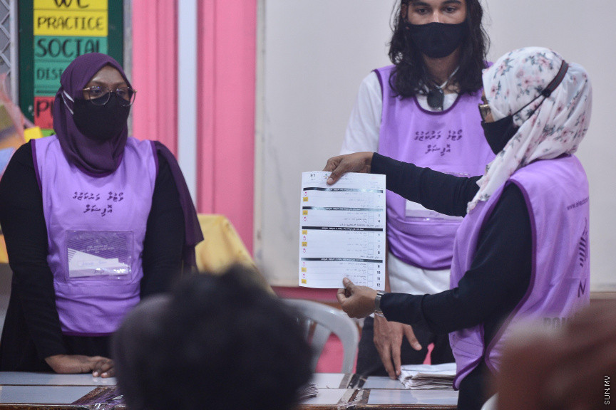 އޭޕްރީލް 10، 2021: ގާނޫނީ ބޮޑެތި ބާރުތަކާއެެކު އިންތިހާބު ވާނެ، ކައުންސިލަރުންނާއި އަންހެނުންގެ ތަރައްގީއަށް މަސައްކަތް ކުރާ ކޮމިޓީތަކުގެ މެމްބަރުންގެ އިންތިހާބު ކުރާ "ލޯކަލް ކައުންސިލް އިންތިހާބު 2020"ގެ ވޯޓުލުމަށް ފަހު ވޯޓުގުނަން ފެށުން -- ސަން ފޮޓޯ/ ފަޔާޒު މޫސާ